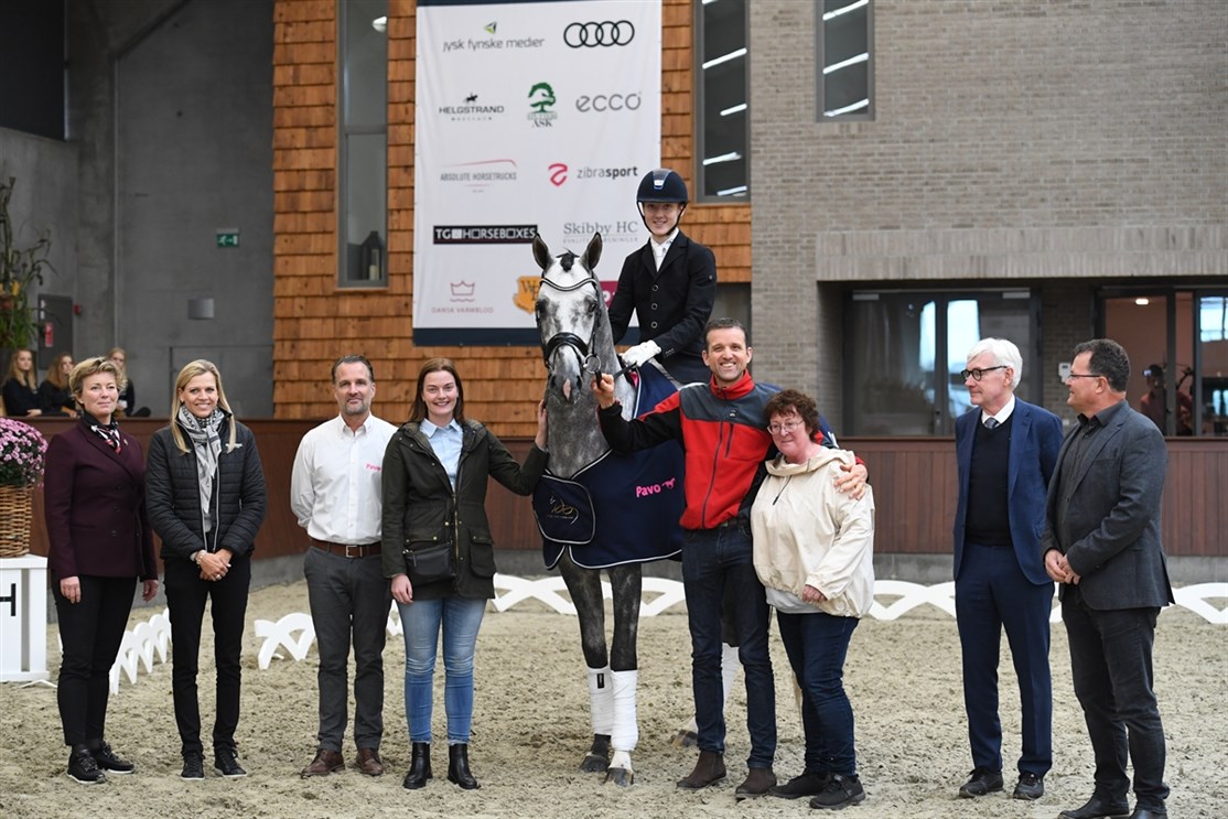 Highfive Fuglsang til præmieoverrækkelse v. championatsfinalerne sammen med avler og ejer.